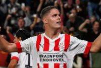 Gelandang PSV Joey Veerman melakukan selebrasi usai mencetak gol pertama timnya dalam pertandingan Grup A Liga Europa lawan Arsenal di Phillips stadium, Eindhoven pada 28 Oktober 2022. ANTARA/AFP/OLAF KRAAK)
