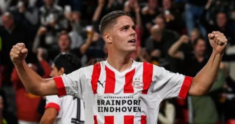 Gelandang PSV Joey Veerman melakukan selebrasi usai mencetak gol pertama timnya dalam pertandingan Grup A Liga Europa lawan Arsenal di Phillips stadium, Eindhoven pada 28 Oktober 2022. ANTARA/AFP/OLAF KRAAK)