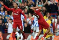 Reaksi pemain Liverpool Virgil van Dijk (kiri) dan Trent-Alexander Arnold saat menghadapi Brighton dalam pertandingan liga Inggris di Anfield, Sabtu (1/10/2022). (AFP/suara.com)