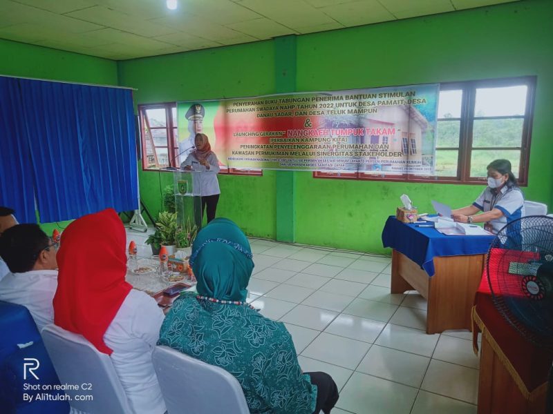 Lisda Arriya, Pj Bupati Barsel saat acara penyerahan buku tabungan penerima bantuan BSPS tahun 2022, Rabu (19/10/2022).
Foto. Alifansyah/1tulah.com
