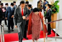 Presiden Joko Widodo berjalan kaki bersama Ketua Umum PDIP Megawati Soekarnoputri. (suara.com)