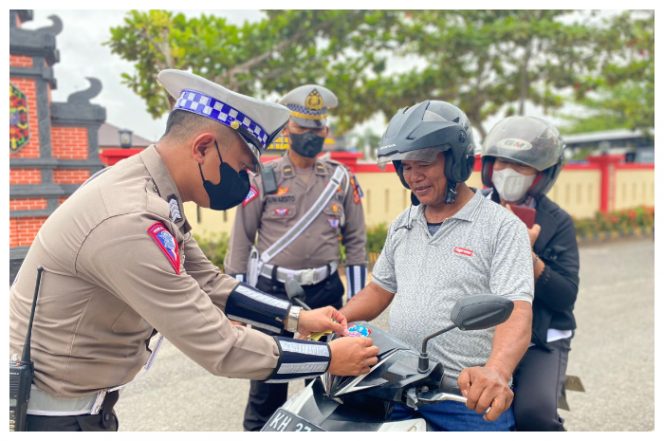 Anggota Satlantas Polres Barut, saat menggelar Operasi Zebra Telabang 2022 di depan, Mapolres Barut, Rabu 05 Oktober 2022.Foto.Delia/1tulah.com