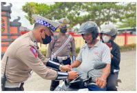 Anggota Satlantas Polres Barut, saat menggelar Operasi Zebra Telabang 2022 di depan, Mapolres Barut, Rabu 05 Oktober 2022.Foto.Delia/1tulah.com