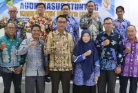Wakil Bupati Sugianto Panala Putra, foto bersama para camat usai gelar rapat audit kasus stanting, Kamis (13/10/2022). (Foto: Delia Anisya Fitri/1tulah.com)