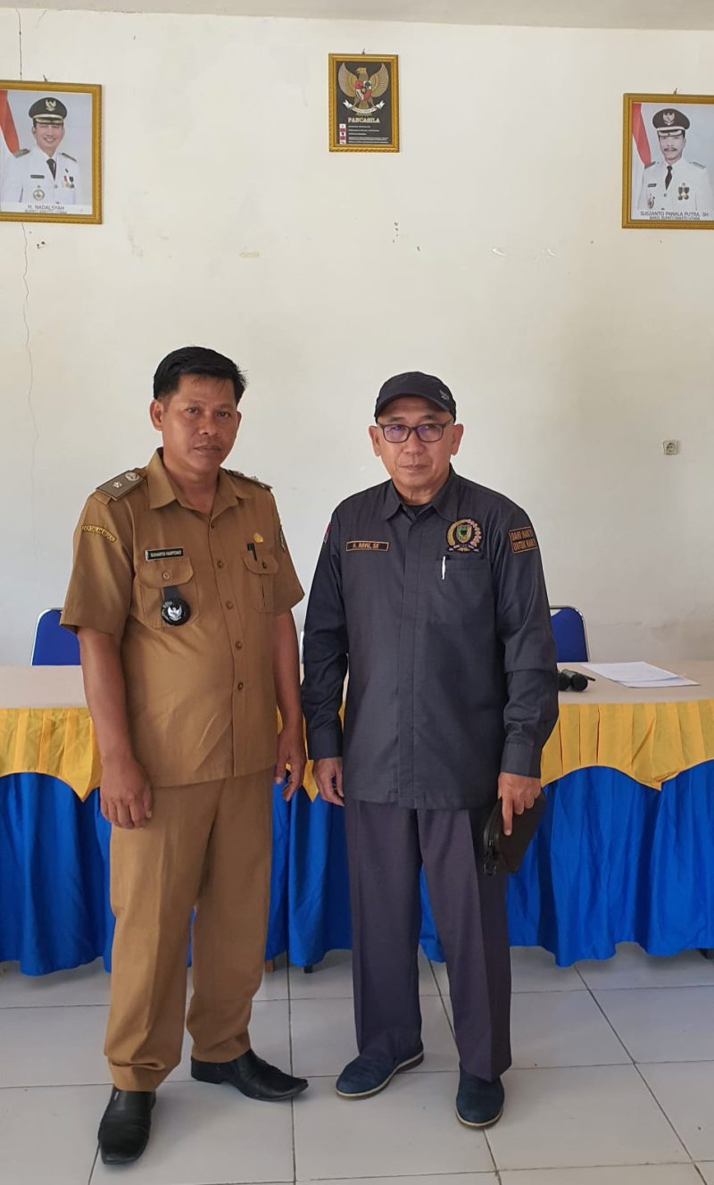 Keterangan Foto- Anggota DPRD kabupaten Barito Utara H. Abri (kanan) Foto Bersama dengan kepala Desa Sei Rahayu 1 Suhartono.