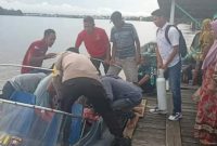 Personel Polsek Dushil saat membantu mengevakuasi salah seorang warga yang hendak melahirkan, Senin (24/10/2022).
Foto. Alifansyah/1tulah.com
