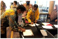Sekda Muchlis (kiri) saat hadir pada acara Upstream Oil dan Gas Executive Meeting wilayah Kallimantna Sulawesi, di Hotel JW Mariot  Surabaya, Kamis (20/10/2022). 
Foto.Humas Kominfo Barut

