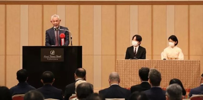 Goenawan Mohamad saat menerima penghargaan dari Japan Foundation. (Istimewa/suara.com)