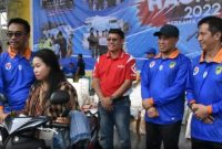 Wakil Bupati Sugianto Panala Putra, saat menyerahkan hadiah door prize saat peringatan Haornas ke-39 di Muara Teweh, Rabu (26/10/2022). 
Foto. Delia Anisya Fitri/1tulah.com
