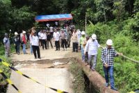 Bupati Nadalsyah bersama Wakil Bupati Sugianto Panala Putra dan pejabat lain, meninjau jembatan penghubung Desa Malawaken-Lahei yang ambruk, Rabu (12/10/2022). 
Foto.Delia Anisya Fitri
