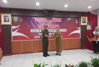 Lisda Arriyana, Pj Bupati Barsel (kanan) saat menyerahkan cendra mata kepada Kepala Kejati Kalimantan Tengah, Pathor Rahman, SH, MH, Selasa (25/10/2022). 
Foto. Alifansyah/1tulah.com
