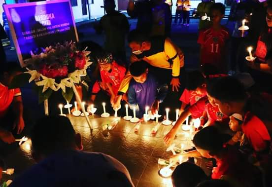 Masyarakat dan pecinta sepak bola di Kabupaten Barsel menyalakan  lilin tanda belasungkawa dan sebagai rasa solidaritas atas terjadinya tragedi di stadion sepak bola Kanjuruhan Malang, Senin (3/10/2022).
Foto. Alifansyah/1tulah.com

