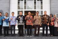 Bupati Nadalsyah foto bersama Kepala Kepala Divisi Keimigrasian, P Arief Munandar dan Kepala Kantor Imigrasi Palangkaraya, Ujang Cahya beserta rombongan, Kamis (13/10/2022).
Foto.Delia Anisya Fitri/1tulah.com
