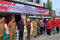 Sekda Barut, Muchlis, saat melepas kontingen Barito Utara, mengikuti upacara peringtran hari sumpahp pemuda ke 94 di Kota Palangka Raya, Selasa (25/10/2022). 
Foto.Delia Anisya Fitri/1tulah.com
