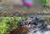 Dua Korban kecelakaan tunggal yang meninggal di tempat sebelum dievakuasi ke rumah sakit (atas), dan mobil terjatuh akibat kecelakaan sebelum dievakuasi, Kamis (13/10/2022). 
Foto. Alifansyah/1tulah.com
