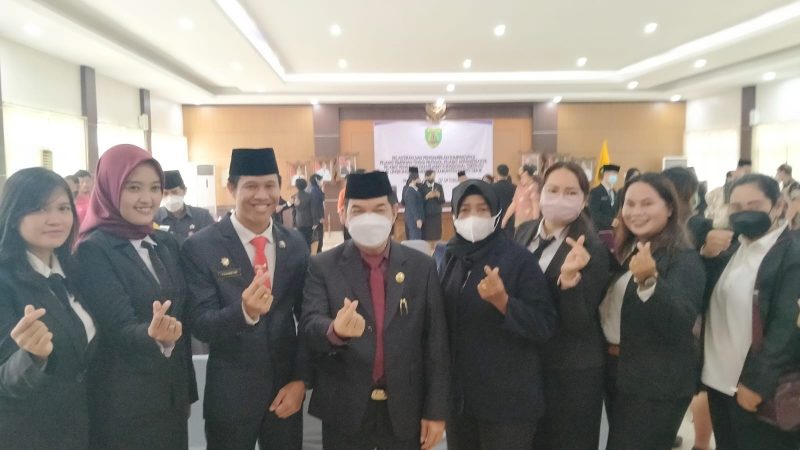 Bupati Bartim Ampera AY Mebas (tengah) berfoto bersama usai pelantikan, Jumat (7/10/2022). 
Foto 1tulah.com/zakirin
