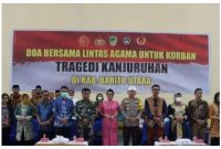 Doa bersama solidaritas tragedi Stadion Kanjuruhan, Malang,oleh Pemkab dan tokoh lintas agama  Barito Utara di Arena Tiara Batara, Selasa (4/10/2022).Foto.Delia/1tulah.com