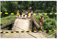Jembatan yang ambruk akibat tergerus air diberi police line. Dinas PUPR Barito Utara mulai melakukan penanganan darurat agar jembatan ambruk segera fungsional. tampak gambar Tim PUPR saat meninjau lokasi, Selasa (11/10/2022). Foto. Humas PUPR Barito Utara