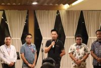 Bupati Nadalsyah (tengah) usai memberikan arahan kepada kepala desa yang mengikuti kaji tiru ke Cirebon dan Bandung, Selasa (18/10/2022) malam. 
Foto. Kominfo Barut
