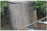 Jembatan yang ambruk di jalan penghubung Desa Malawaken menuju Kelurahan Lahei, Selasa (11/10/2022). Foto.Yuliandi.