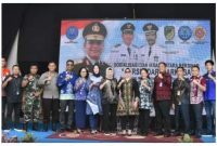 Wakil Bupati Sugianto Panala Putra, bersama Kepala BNNP Kalteng Brigjen Pol Sumirat, pejabat lingkup Pemkab Barut, organisasi pemuda menyatakan ikrar Batara Bersinar (bersih dari narkoba), Kamis (20/10/2022). 
Foto.Delia Anisya Fitri/1tulah.com
