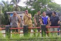 Wakil Bupati Sugianto Panala Putra, saat meninjau genangan air di permukiman warga usai hujan lebat mengguyur Kota Muara Teweh,Selasa (18/10/2022). 
Foto.Delia Anisya Fitri/1tulah.com

