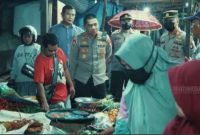 AKBP Yusfandi Usman, Kapolres Barsel saat berbincang dengan pedagang sambil meninjau ketersedian dan harga bahan-bahan pokok, Senin (17/10/2022).
Foto. Alifansyah/1tulah.com

