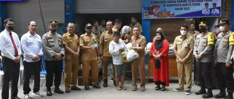 Kepala Dinas Perdagangan dan Perindustrian Kabupaten Barito Utara, Hajrannoor, saat menyerahkan paket sembako pada gelar pasar murah di Pasar Bebas Banjir (PBB), Senin (10/10/2022).
Foto.Delia/1tulah.com

