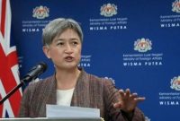 Menteri Luar Negeri Australia Penny Wong berbicara dalam konferensi pers (Kemlu Malaysia/Huzaini Mat Hussin/HO via Reuters/a/suara.com)

