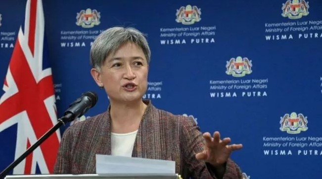 Menteri Luar Negeri Australia Penny Wong berbicara dalam konferensi pers (Kemlu Malaysia/Huzaini Mat Hussin/HO via Reuters/a/suara.com)

