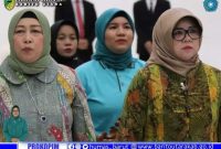 Ketua PKK Barito Utara, Ny Hj Sri Hidayati didampingi Ketua DPRD Barito Utara, Hj Mery Rukaini, saat membuka  seminar publik Speakiing, Senin (24/10/2022). 
Foto: Humas Kominfo
