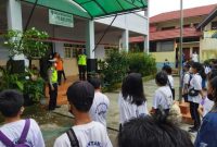 Personel Satlantas Polres Barsel saat menyambangi sekolah Santa Maria sekaligus memberikan edukasi tentang tertib berlalu lintas, Jumat (7/10/2022).
 Foto. Alifansyah/1tulah.com
