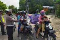 Personel Satlantas Polres Barsel saat menggelar razia zebra operasi patuh telabang tahun 2022 dengan mengedepankan sikap humanis kepada pengendara, Jumat (21/10/2022).
Foto. Alifansyah/1tulah.com
