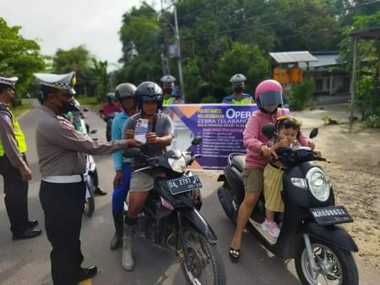 Personel Satlantas Polres Barsel saat menggelar razia zebra operasi patuh telabang tahun 2022 dengan mengedepankan sikap humanis kepada pengendara, Jumat (21/10/2022).
Foto. Alifansyah/1tulah.com
