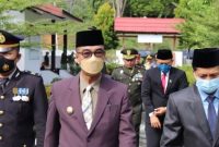 Wakil Bupati Barito Utara, Sugianto Panala Putra, didampingi Sekda Muchlis, saat ziarah ke Makam pahlawan, memperingati Hari Ulang Tahun ke-77 TNI, Selasa (4/10/2022).
Foto.Delia/1tulah.com

