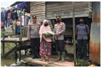 Kapolres Barito Utara AKBP Gede Pasek Muliadnyana didampingi Kabag Ops AKP Budi, saat menyerahkan Beras kepada salah satu warga di kelurahan Melayu, Selasa (11/10?2022). Foto.Delia Anisya Fitri.Foto/1tulah.com