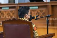 Terdakwa kasus pembunuhan berencana Ferdy Sambo saat mengikuti sidang perdana di Pengadilan Negeri Jakarta Selatan, Senin (17/10/2022). [Suara.com/Alfian Winanto]

