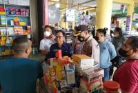 Wakapolres Barsel, Kompol Asdini Pratama Putra bersama pegawai Dinkes Barsel saat memantau peredaran obat-obatan yang ditarik oleh BPOM, Sabtu (22/10/2022).
Foto. Alifansyah/1tulah.com
