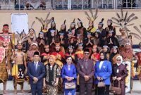 Wakil Bupati Sugianto Panala Putr foto bersama dengan para penari usai upacara Hari Sumpah Pemuda, Jumat (28/10/2022)/Foto.Delia/1tulah.com