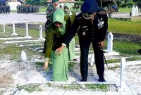 Letkol Inf Hendro Wicaksono, Dandim 1012 Buntok beserta istri menaburkan bunga di makam pahlawan, Selasa (4/10/2022).
Foto. Alifansyah/1tulah.com
