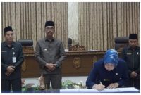 Ketua DPRD Barito Utara, Hj Merry Rukaini saat menandatangani Nota Kesepakatan Rancangan KUA-PPAS tahun anggarn 2023, bersama Wakil Bupati Sugianto Panala Putra, dalam rapat paripurna yang digelar, Jumat (14/10/2022). Foto. Delia Anisya Fitri/1tulah.com)