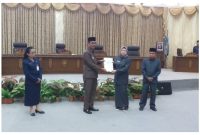Ketua DPRD Barito Utara, Hj Mery Rukaini saat menerima dokumen raperda anggaran pendapatan belanja daerah tahun 2023, yang diserahkan wakil BUpati Sugianto Panala Putra, Jumat (21/10/2022). Foto.Delia Anisya Fitri/1tulah.com