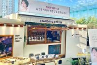 Rocky ASTRO kirimkan gerobak kopi ke Park Bo Yeon. (Foto: Allkpop)