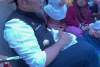 Ridwan Kamil saat berkunjung ditenda pengungsian dan menghibur anak - anak korban gempa cianjur . Foto dari video instagram @ridwankamil
