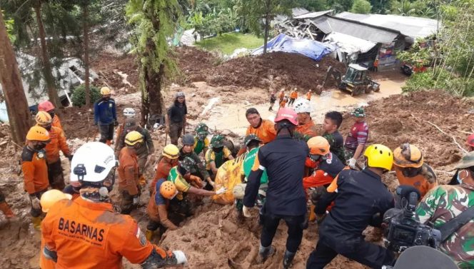 Tim (SAR) gabungan mengevakuasi dua jenazah yang terkubur tanah akibat gempa bumi di Desa Cijedil, Kecamatan Cugenang, Kabupaten Cianjur, Provinsi Jawa Barat,  foto diambil dari instagram @basarnas_jabar
