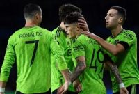 Gelandang Manchester United asal Argentina Alejandro Garnacho (tengah) merayakan gol bersama rekan-rekannya dalam matchday keenam Grup E Liga Europa antara Real Sociedad vs Manchester United di stadion Anoeta di San Sebastian, pada 3 November 2022. ANDER GILLENEA / AFP.