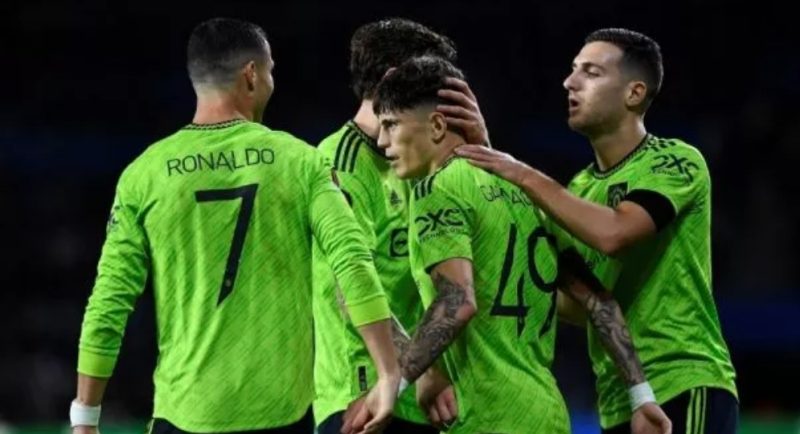 Gelandang Manchester United asal Argentina Alejandro Garnacho (tengah) merayakan gol bersama rekan-rekannya dalam matchday keenam Grup E Liga Europa antara Real Sociedad vs Manchester United di stadion Anoeta di San Sebastian, pada 3 November 2022. ANDER GILLENEA / AFP.