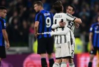 Gelandang Juventus Nicolo Fagioli (tengah) melakukan selebrasi dengan Angel Di Maria setelah mencetak gol kedua timnya selama matchday ke-13 Liga Italia Serie A 2022-2023 antara Juventus vs Inter Milan pada 6 November 2022 di stadion Juventus di Turin. MIGUEL MEDINA / AFP.