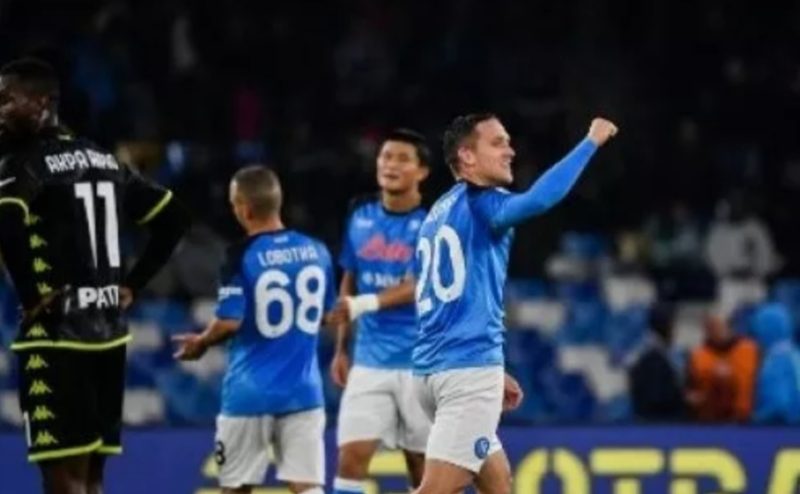 Gelandang Napoli asal Polandia Piotr Zielinski (tengah) merayakan gol kedua timnya pada pertandingan sepak bola Serie A Italia antara Napoli dan Empoli pada 8 November 2022 di stadion Diego-Maradona di Naples. Tiziana FABI / AFP