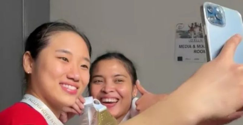 Pebulu tangkis tunggal putri Indonesia Gregoria Mariska Tunjung (kanan) berfoto selfie dengan pebulu tangkis unggulan pertama asal Korea Selatan An Se Young setelah mereka menyelesaikan pada partai puncak turnamen Super 300 itu di Quay Centre, Sydney, Minggu (20/11/2022, 12:48 PM · Nov 20, 2022). ANTARA/Twitter/@INABadminton/pri.. (ANTARA/Twitter/@INABadminton)